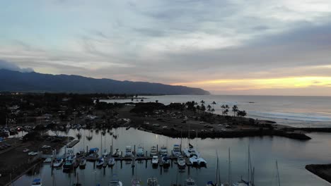 Aufsteigende-Drohne-Schoss-Motorboot,-Das-In-Hafen-In-Hawaii-Haliva-Fährt,-Während-Schöner-Sonnenuntergang