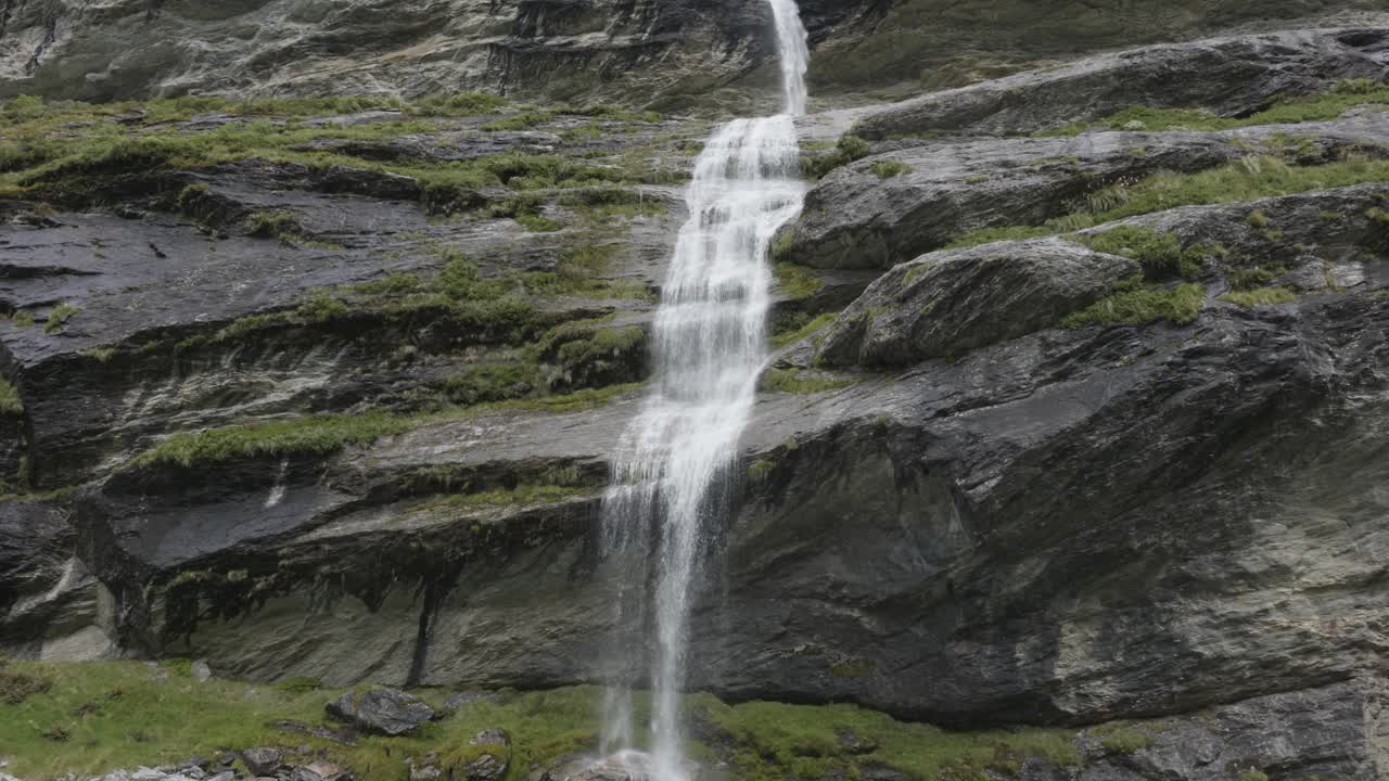 amplia vista de una cascada en el monte earnslaw desde la pista de quema de earnslaw