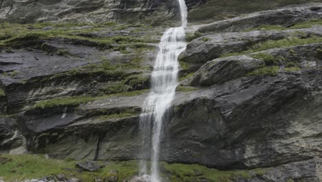 Vista-Amplia-De-Una-Cascada-En-Mount-Earslaw-Desde-La-Pista-De-Burnslaw-Burn