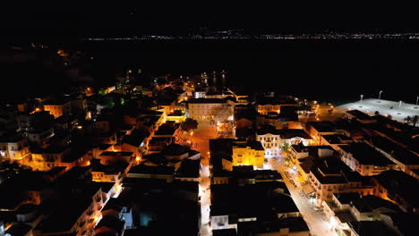 vuelo de drones sobre las calles de nafplio, grecia en la noche