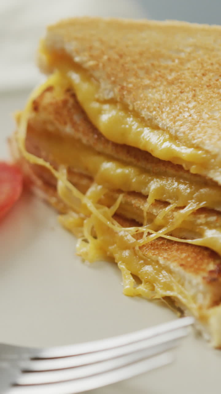 새로 준비된 치즈와 색 접시에 토마토와 포크를 가진 색  샌드위치의 비디오