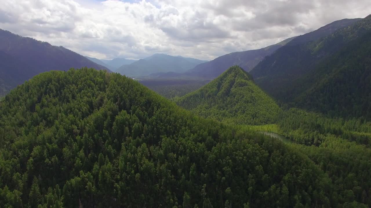 fotografía aérea. paisaje celestial del paisaje con un lago de montaña en siberia cerca del lago baikal. cálido lago del río snezhnaya. vydrino
