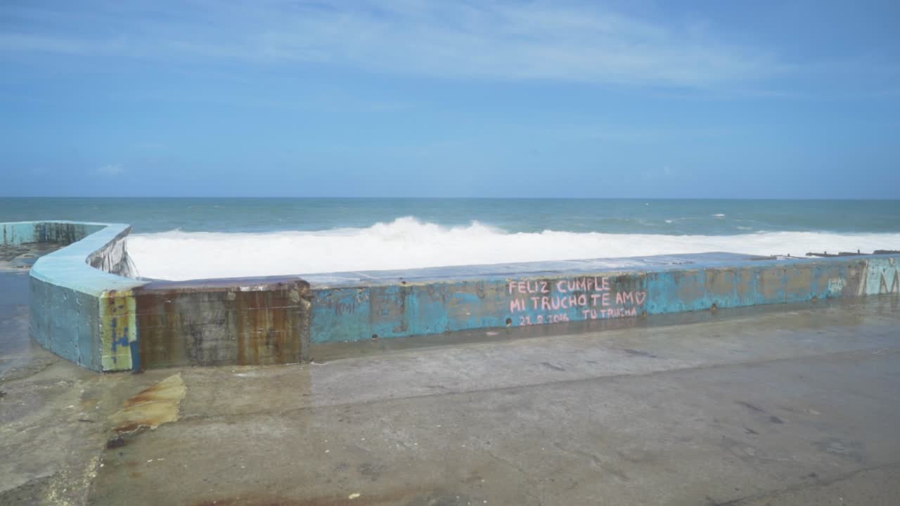 vista de la costa con graffiti y olas
