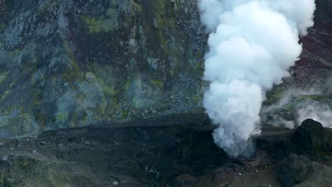 Penacho-De-Humo-Blanco-Que-Se-Eleva-Desde-La-Fumerola-Volcánica-Geotérmica,-Whakaari