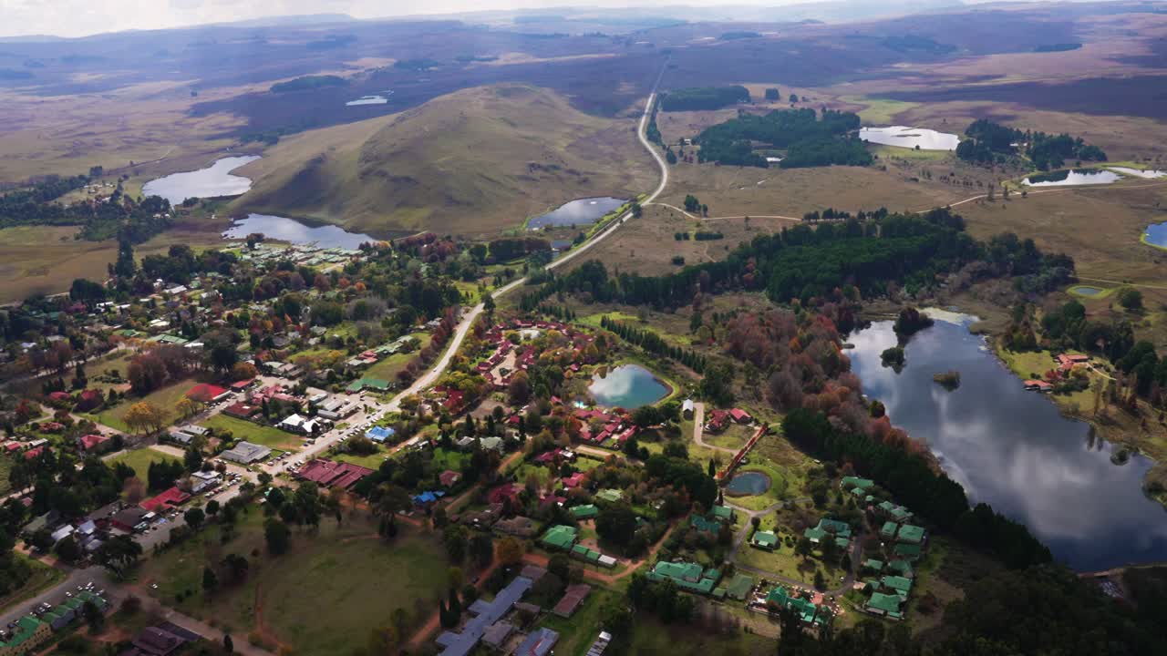 아름다운 풍경을 가진 남아프리카 공화국의 작은 마을의 공중 촬영