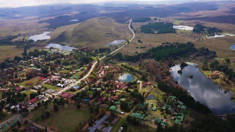 Luftaufnahme-Einer-Kleinen-Stadt-In-Südafrika-Mit-Einer-Wunderschönen-Landschaft