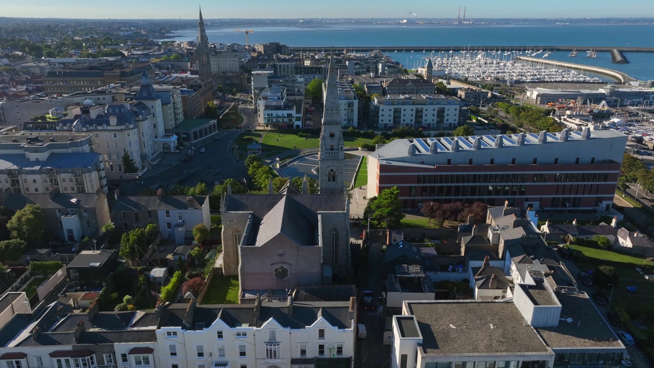 Museo marittimo, Contea di Dublino, Dun Laoghaire, settembre 2024. Ripresa aerea statica con drone che mostra la vecchia Mariners' Church e la biblioteca LexIcon con le barche ormeggiate nel porto turistico e nel porto retrostante