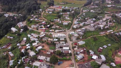 vuelo aéreo de drones sobre un pintoresco pueblo rural en oaxaca, méxico