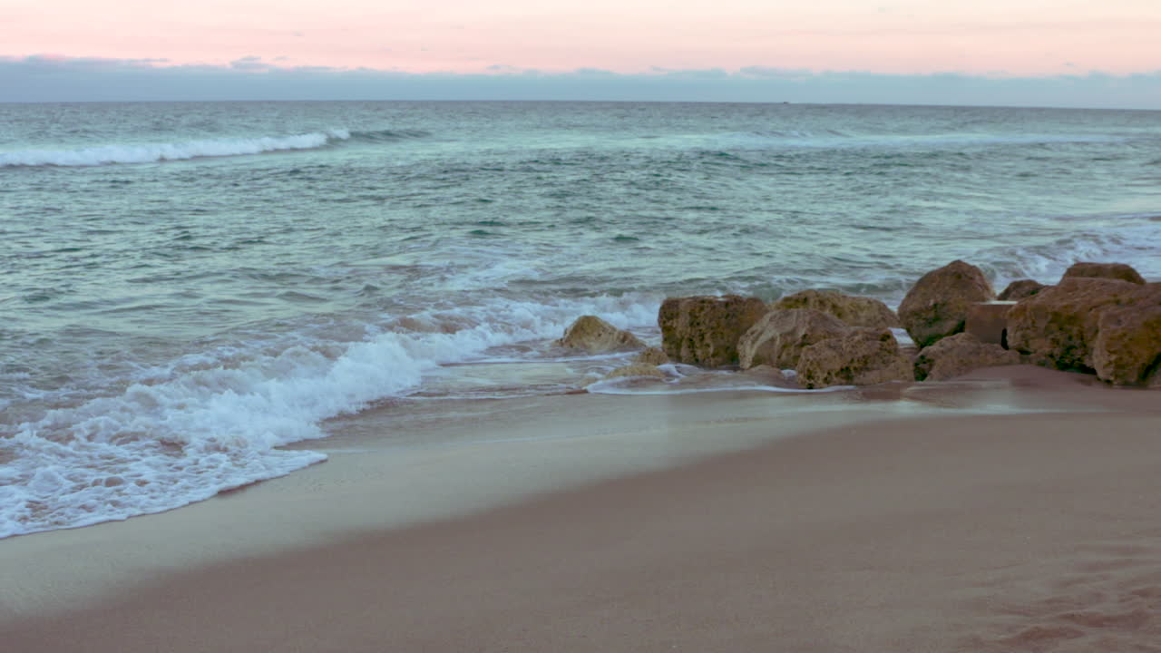 bellas imágenes en cámara lenta de una playa de florida al atardecer