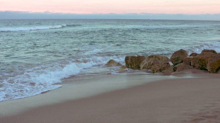 Superbes images au ralenti d'une plage de Floride au coucher du soleil.