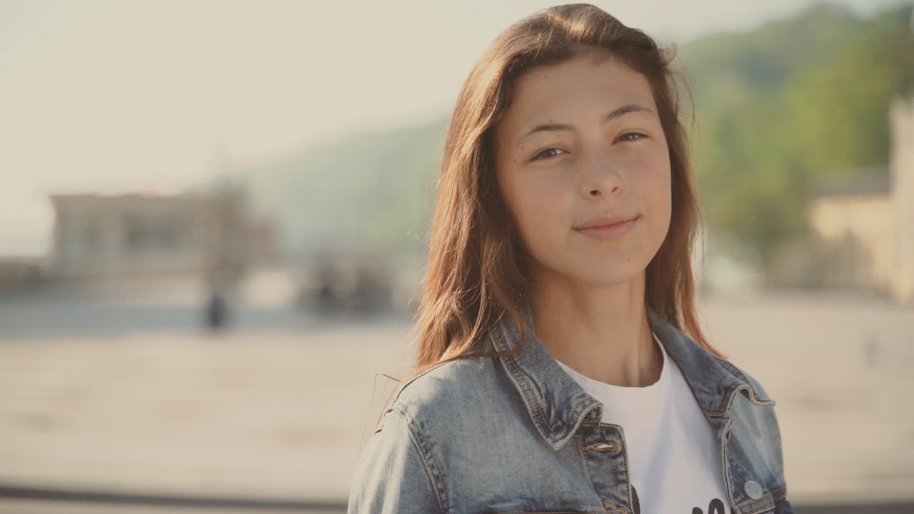 linda adolescente mira directamente a la cámara 2