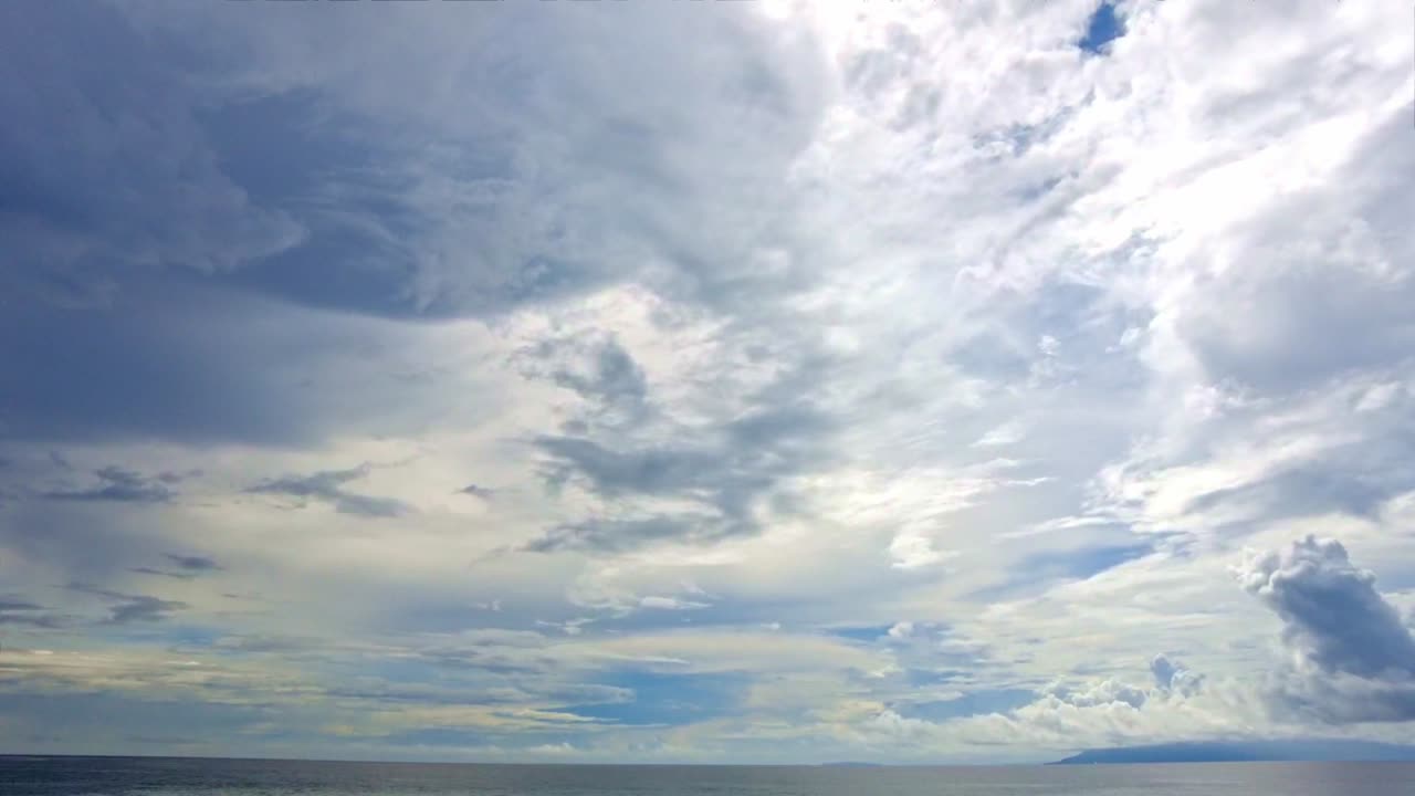 바다 위에 천천히 움직이는 구름