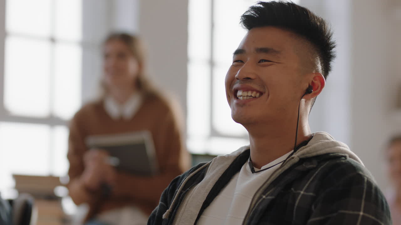 창의적인 비즈니스 팀이 젊은 소프트웨어 개발자들을 만나 모바일 애플리케이션을 위한 디자인 솔루션을 브레인스토밍하고 성공적인 팀워크로 아이디어를 공유합니다.