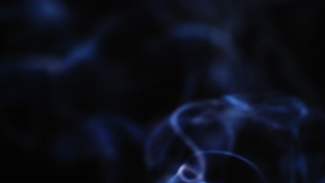 Humo-De-Color-Azul-Abstracto-Con-Un-Fondo-Negro-En-Cámara-Lenta