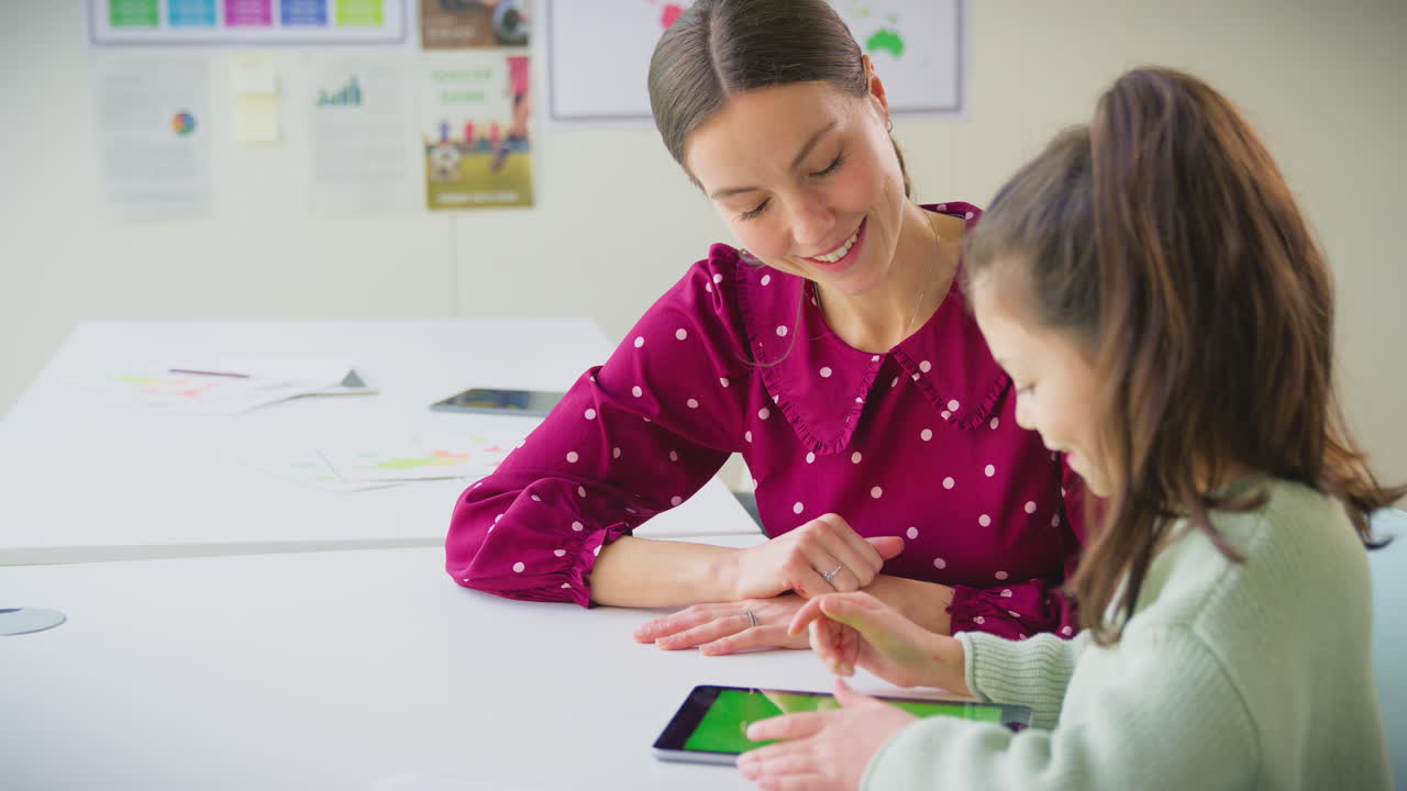 maestro y estudiante en el aula de la escuela usando una tableta digital juntos