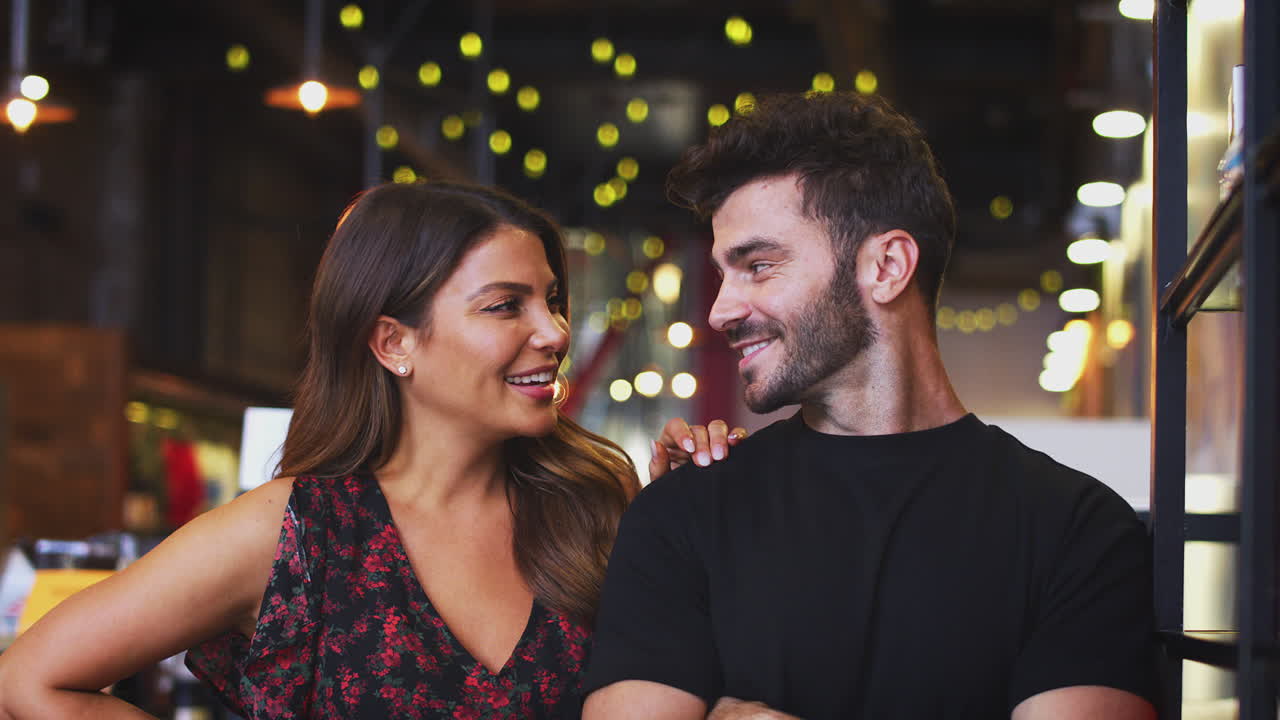 retrato de propietarios de cafeterías masculinos y femeninos de pie en el mostrador de ventas