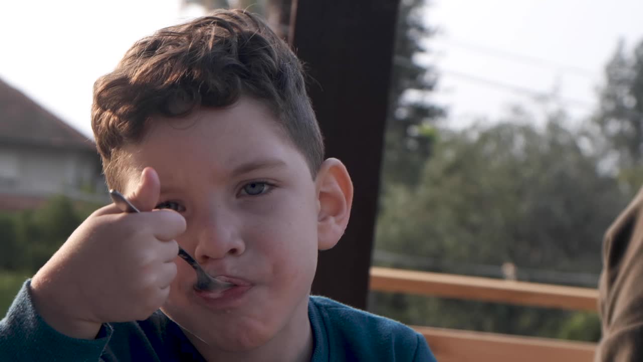 niño comiendo helado durante el verano