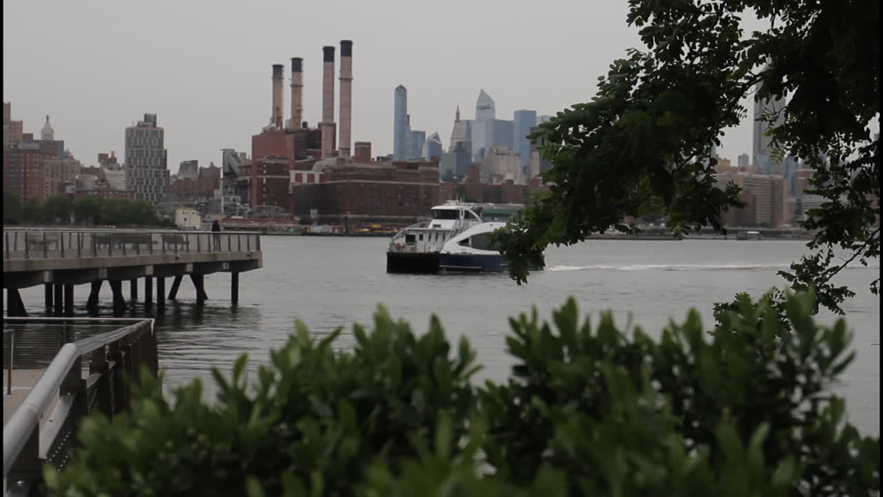 Skyline di New York City e vista del porto da un molo