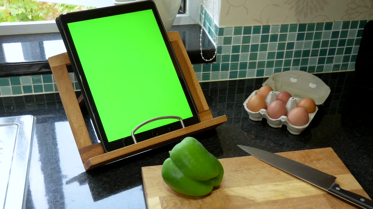 preparación para cocinar y hornear con una receta de tableta de pantalla verde