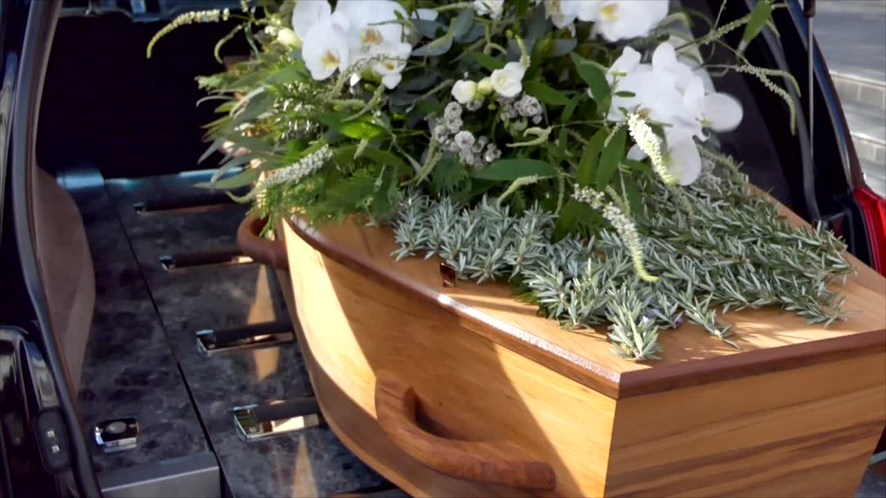 nahaufnahme einer trauerschatulle in einem leichenwagen oder einer kapelle oder beerdigung auf dem friedhof