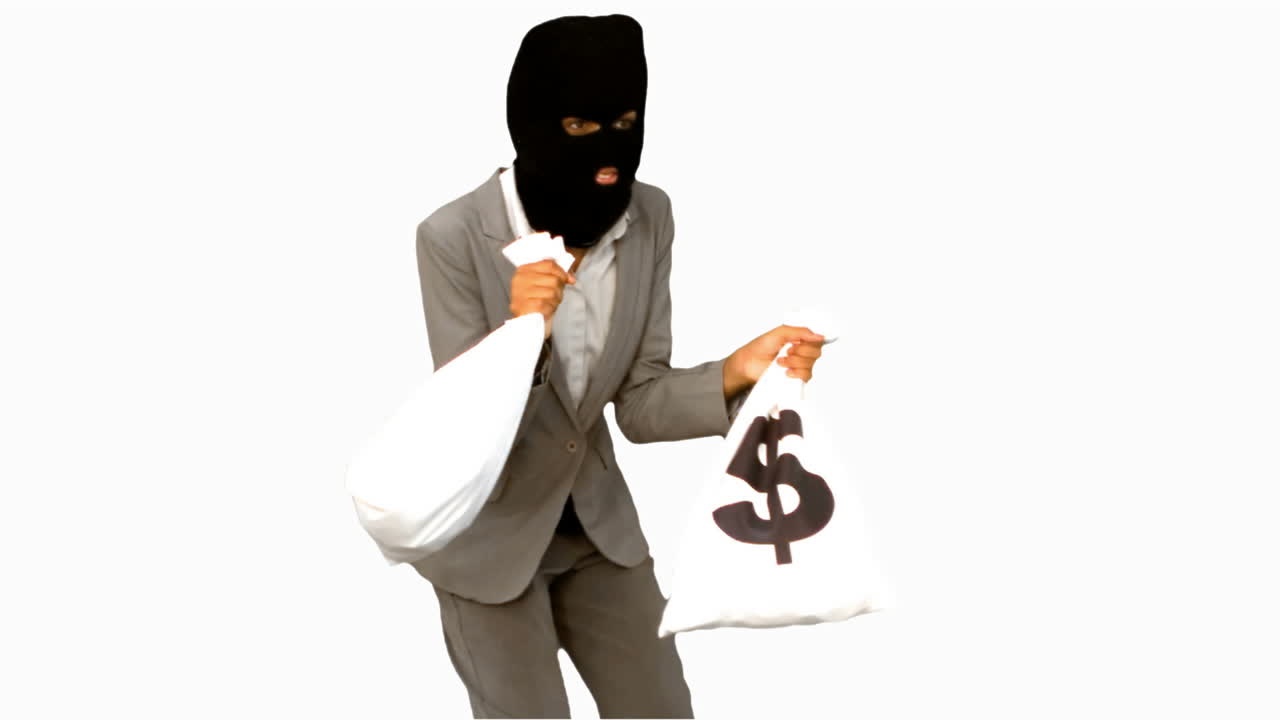 ladrón sosteniendo bolsas de dinero en la pantalla blanca