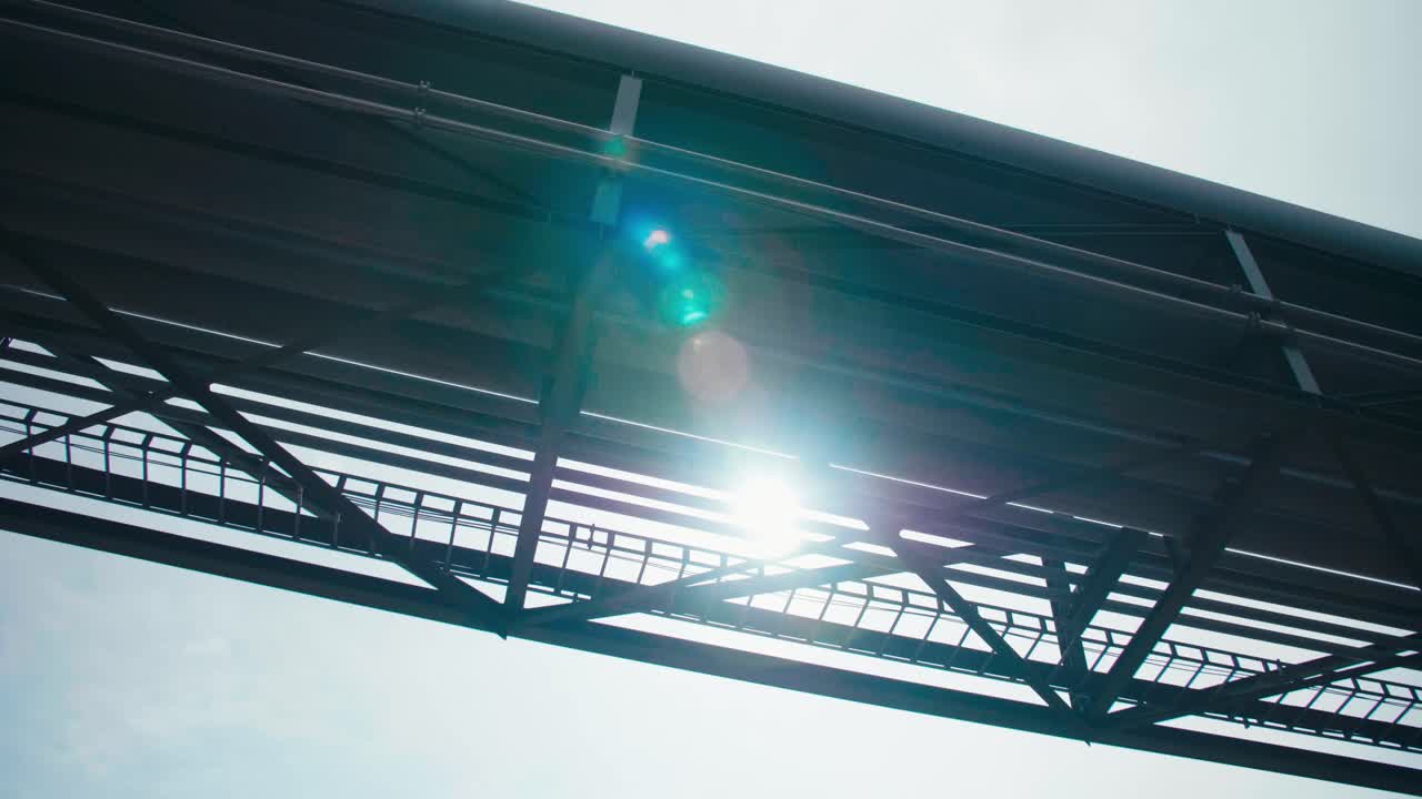 tuberías industriales en el cielo, el sol brillando a través de dar una llamarada
