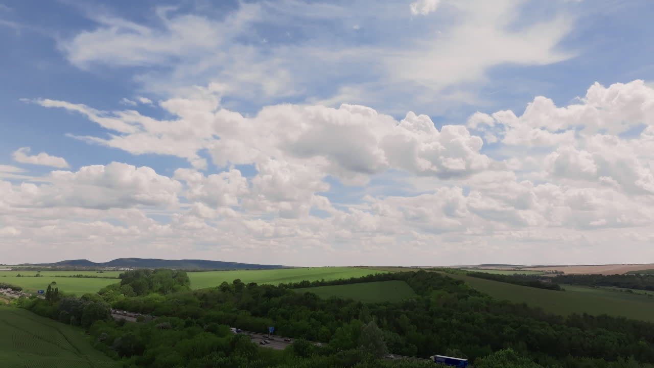 푸른 하늘 과  구름 이 있는 초록색  의 공중 풍경