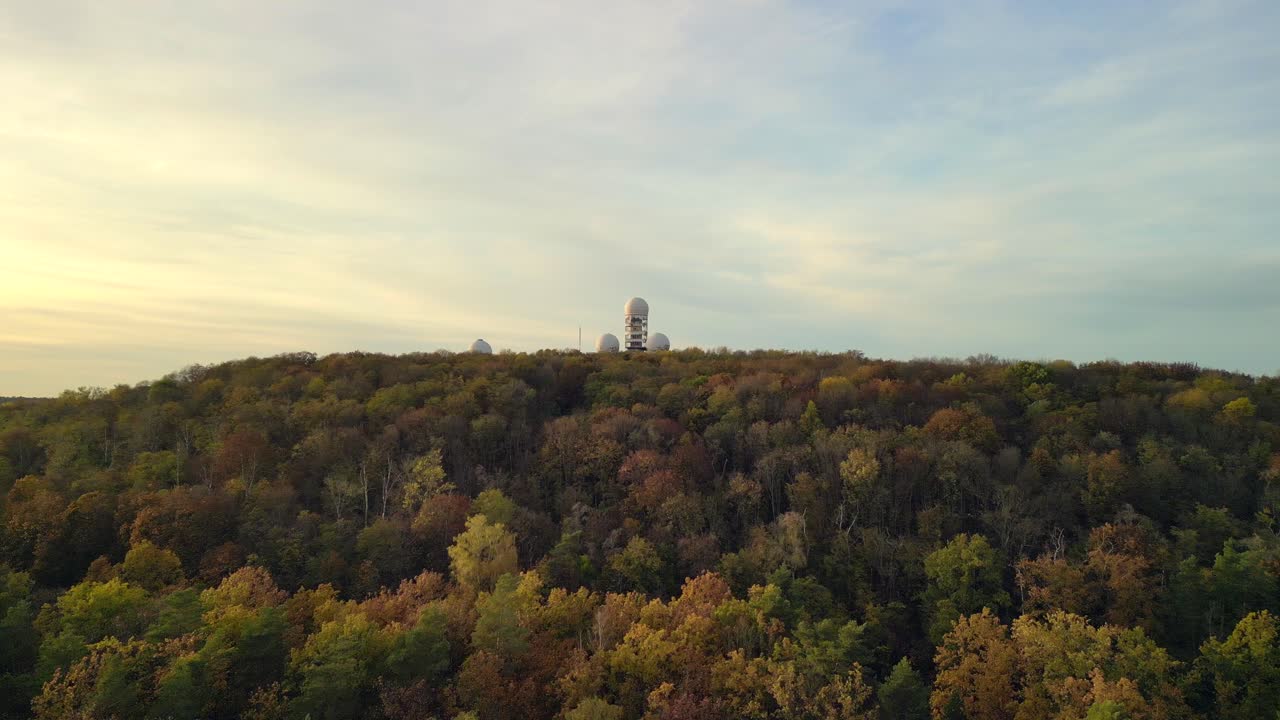 estación de radar y escucha bosques de otoño