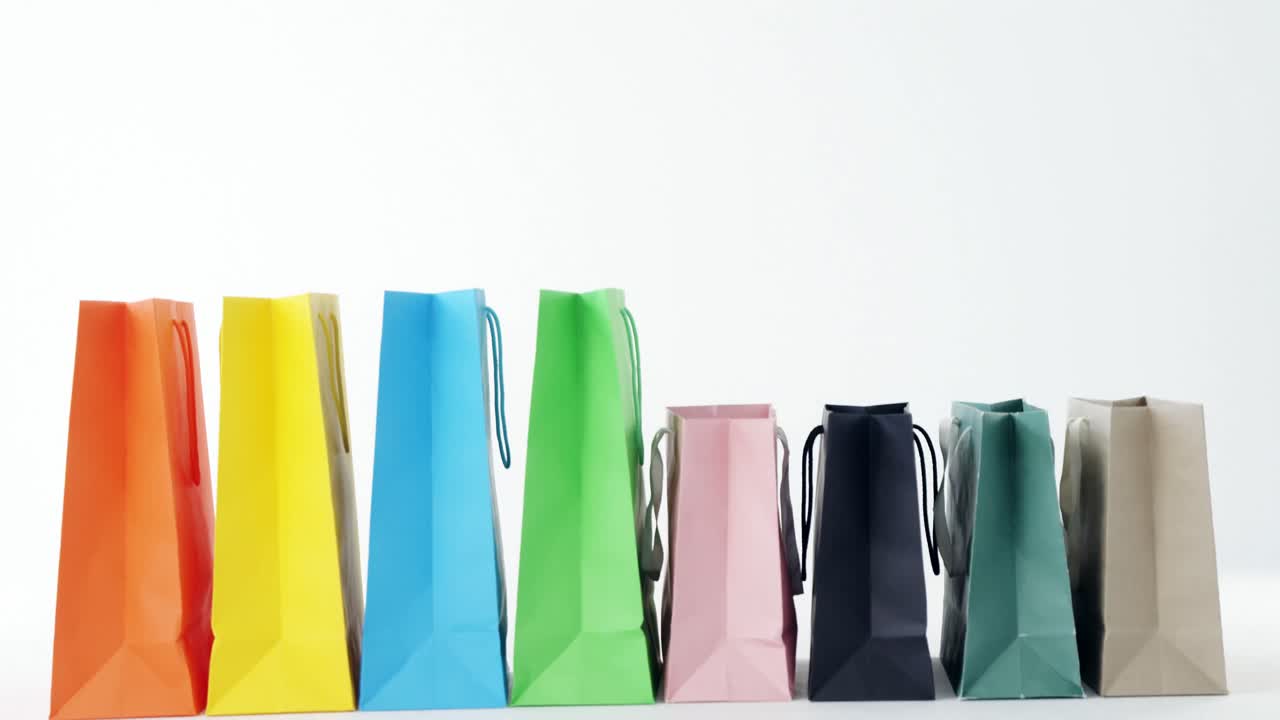 bolsas de compras multicolores sobre un fondo blanco