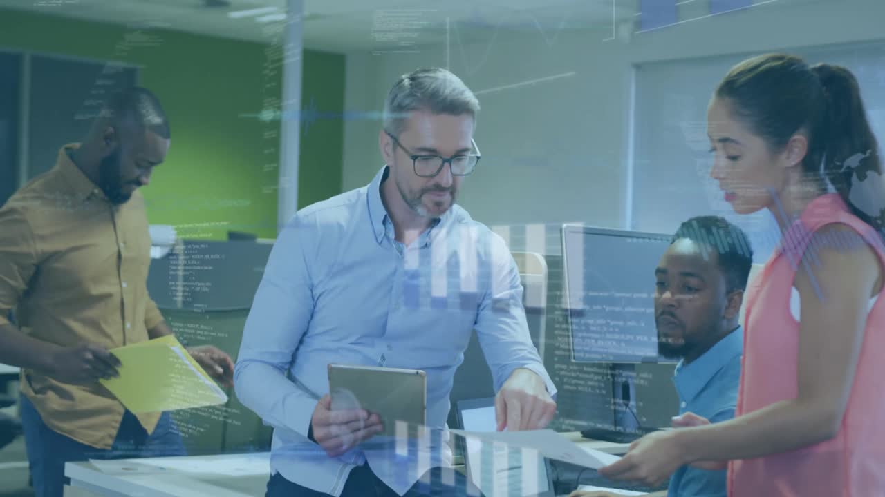 animación del procesamiento de datos financieros sobre diversas personas de negocios