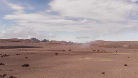 Arena-Volando-Sobre-Las-Dunas-Del-Desierto-De-Chimborazo-En-Ecuador,-Aparecen-Llamas-En-La-Escena