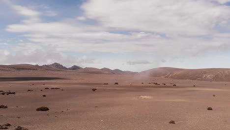 arena volando sobre las dunas del desierto de chimborazo en ecuador, las llamas aparecen en la escena