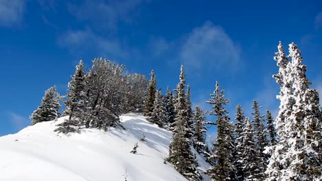 Verschneiter-Berggipfel-Mit-Ziehenden-Wolken