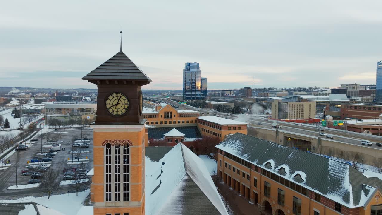 Drönarfilmmaterial av klocktornet i Grand Rapids, Michigan vid Grand Valley State University. Video visar motorväg 131
