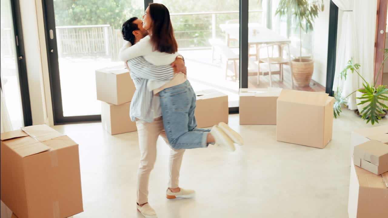 新しい家 ⁇ 引っ越し ⁇ 幸せなカップルが祝う