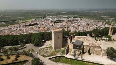 Andalusisches-Dorf,-In-Dem-Die-Meisten-Polvorone-Hergestellt-Werden,-Die-In-Ganz-Spanien-Und-Im-Ausland-Konsumiert-Werden.-Video,-Das-Mit-Der-Mavic-3-In-C4k-Und-Ohne-Farbkorrektur-Erstellt-Wurde