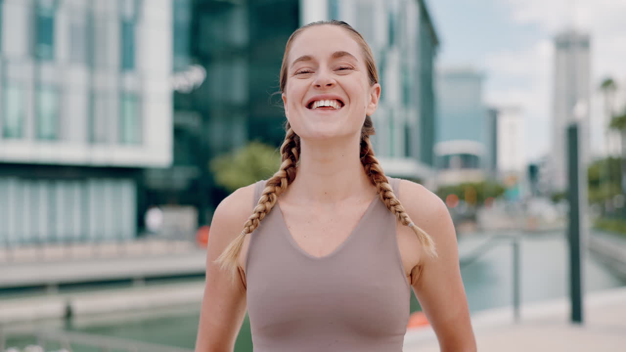 도시 환경에서 미소 짓는 여자