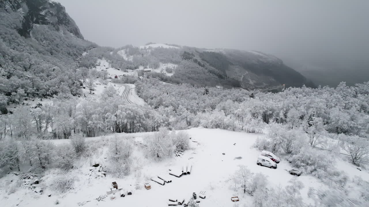 신선한 눈이 스칸디나비아의 아름다운 풍경, 산, 나무를 덮고 있습니다.