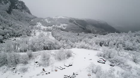 Las-Nevadas-Frescas-Cubren-El-Pintoresco-Paisaje-Escandinavo,-Las-Montañas-Y-Los-árboles