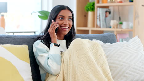 Gemütliche-Frau,-Die-Beim-Entspannen-Am-Telefon-Spricht