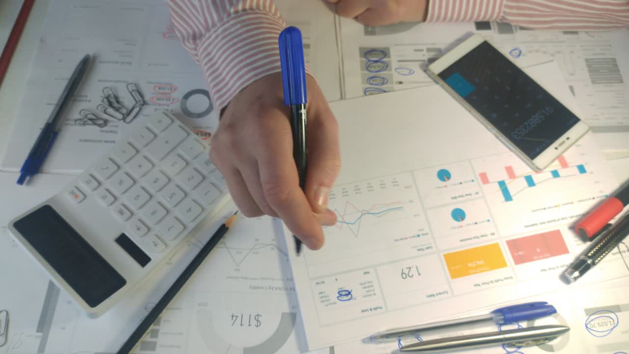 비즈니스 회계사는 재정 분석을 수행합니다.