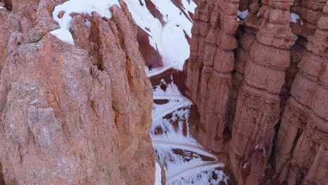pináculos de roca roja en el parque nacional bryce canyon en el sur de utah, estados unidos