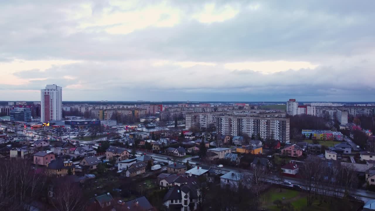 Luftfoto fra drone af Darzciems boligområde med travl vej, over træerne