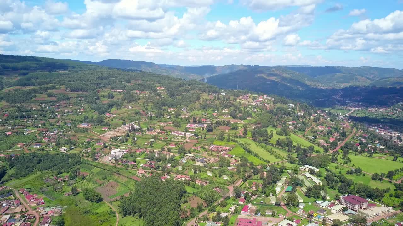 우간다 의 푸른 산 언덕 에 있는 집 들 의 공중 사진