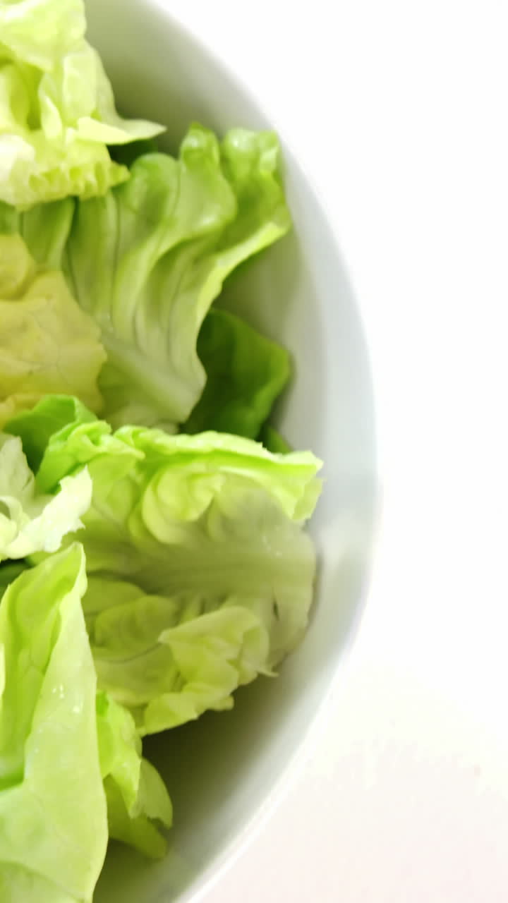 hojas de repollo en un cuenco