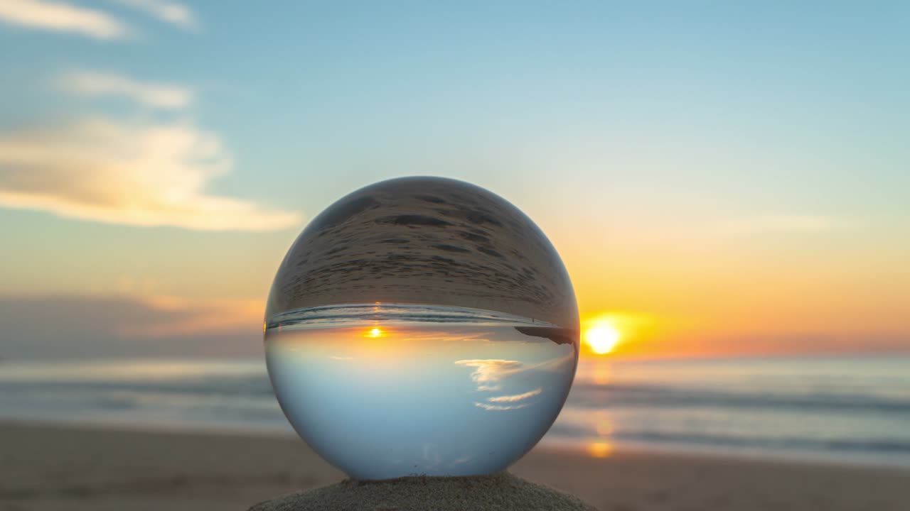 크리스탈 볼의 에 아름다운 일몰이 펼쳐져 있습니다.