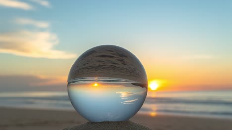 el lapso de tiempo hermoso atardecer en el lado de una bola de cristal.