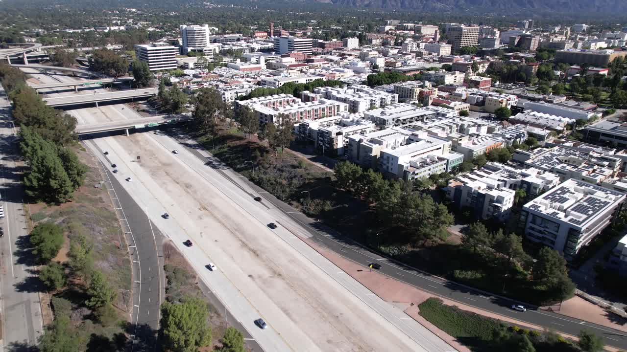 Veduta aerea in volo sopra il traffico della superstrada statale di Pasadena e lo skyline commerciale urbano di Los Angeles