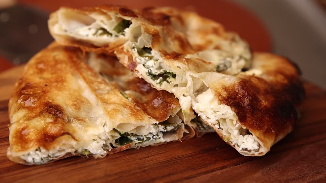 Primo piano di burek salato con ripieno di formaggio e spinaci