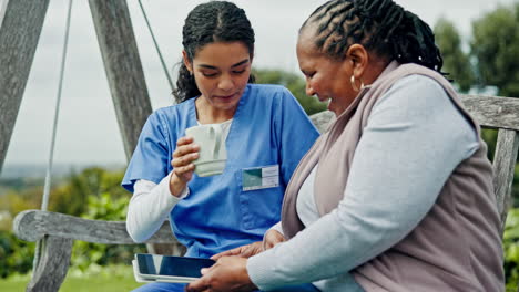 Ältere-Frau,-Draußen-Und-Krankenschwester-Mit-Kaffee